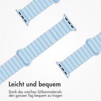 imoshion Silikon-Magnetarmband für die Apple Watch Apple Watch Series 1 bis 9 / SE (38/40/41 mm) | Series 10 (42 mm) - Blau / Weiß