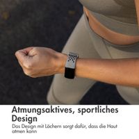 imoshion Silikon Sportarmband mit Löchern für die Fitbit Charge 5 / Charge 6 - Grau