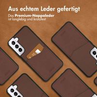 Accezz Premium Leather Card Slot Back Cover für das Samsung Galaxy S22 Plus - Braun