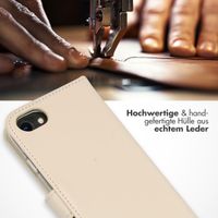 Selencia Echtleder Klapphülle für das iPhone SE (2022 / 2020) / 8 / 7 / 6(s) - Greige