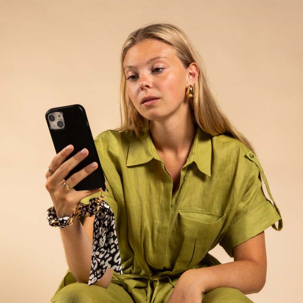 Selencia Back Cover mit Luxuriöser Handschlaufe Samsung Galaxy S22 - Schwarz