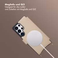 Selencia Riva Bookcase mit MagSafe und Handgelenkband Samsung Galaxy S25 Ultra - Beige