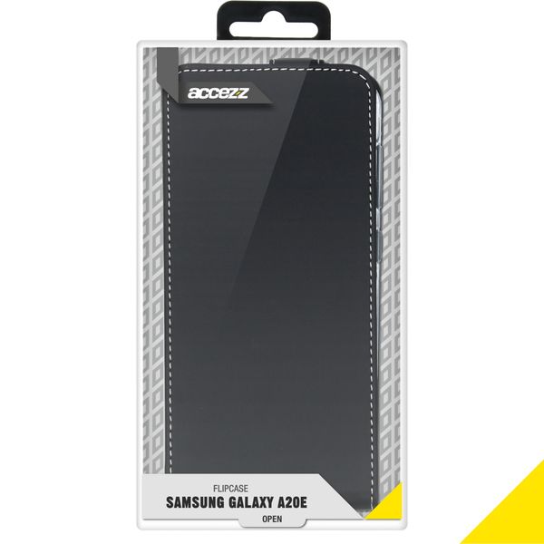 Accezz Flip Case Schwarz für das Samsung Galaxy A20e