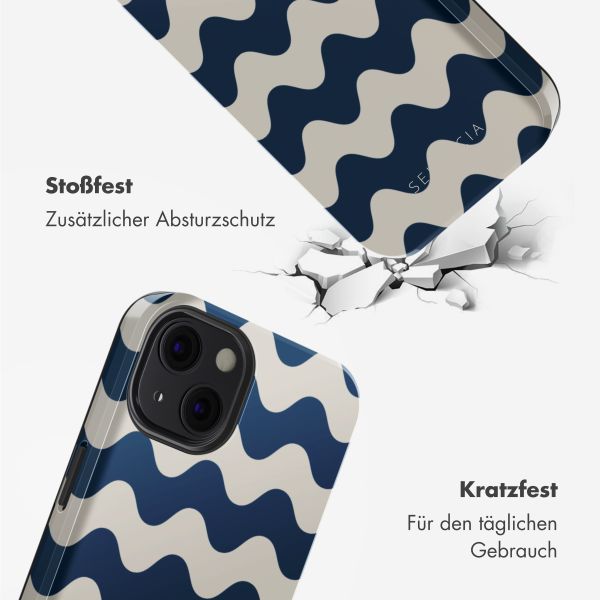 Selencia Vivid Tough Back Cover mit MagSafe für das iPhone 13 - Wave Vibes Classic Blue