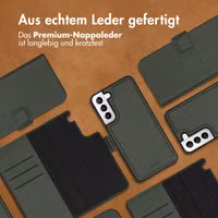 Accezz Premium Leather 2 in 1 Klapphülle für das Samsung Galaxy S22 - Grün