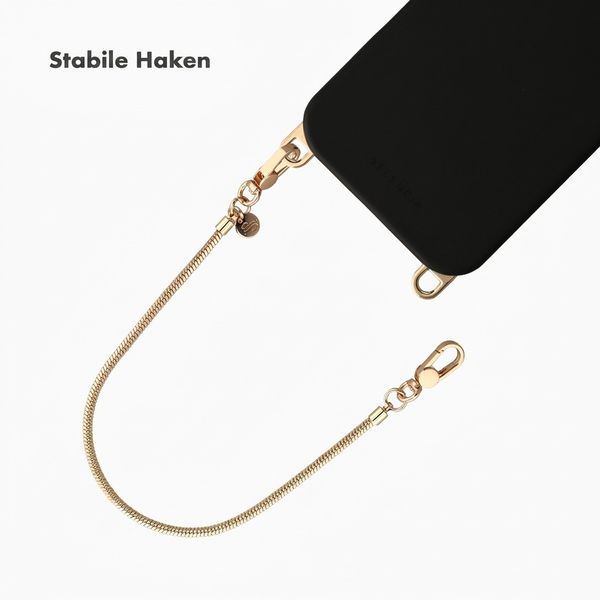 Selencia Rivièra MagSafe Backcover mit abnehmbaren Haken für das Apple iPhone 15 Pro - Velvet Black + Sleek Chain Handykette - Gold