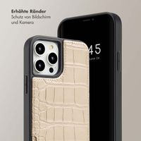 Selencia Nova Croco Back Cover mit Band und Kartenfach für das iPhone 12 (Pro) - Beige