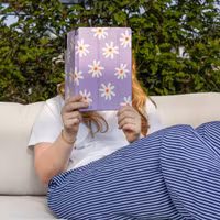 imoshion Design Trifold Klaphülle Apple iPad 9 (2021) 10.2 Zoll / iPad 8 (2020) 10.2 Zoll / iPad 7 (2019) 10.2 Zoll - Flowers Distance