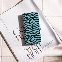 imoshion ﻿Design Klapphülle für das Apple iPhone SE (2022 / 2020) / 8 / 7 / 6(s) - Black Blue Stripes