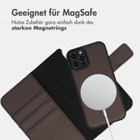 imoshion Herausnehmbare 2-in-1 Luxus-Bookcase Apple iPhone 12 (Pro) - Braun