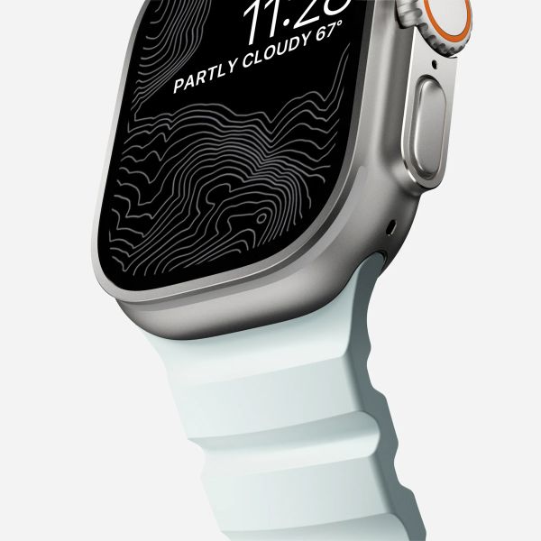Nomad Rocky Point Armband für das  Apple Watch Series 1 t/m 11 / SE / Ultra (44/45/46/49 mm) - Icy Blue Glow TItanium
