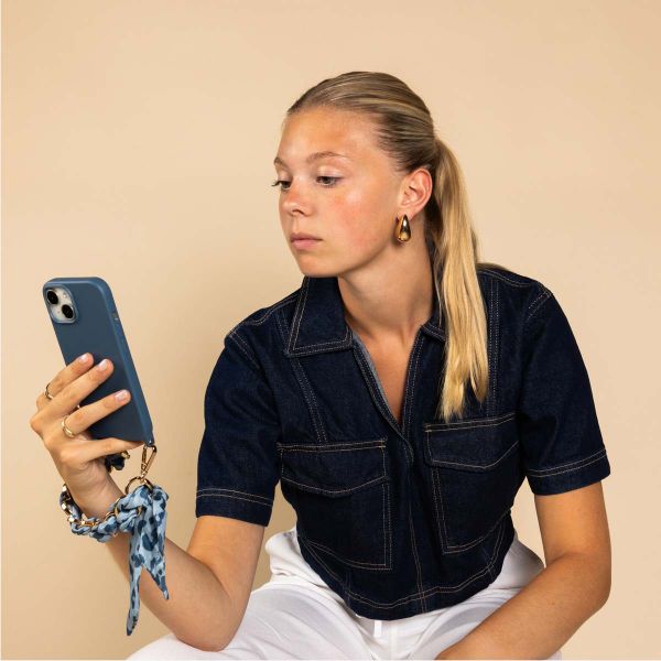 Selencia Back Cover mit Luxuriöser Handschlaufe Apple iPhone 15 Pro - Blau