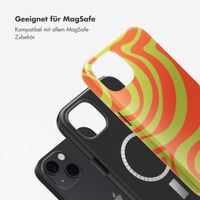 Selencia Vivid Tough Back Cover MagSafe für das iPhone 13 - Wavy Swirl Orange Fern