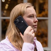 Selencia Riva Back Cover mit Kartenfach Apple iPhone 15 Pro - Schwarz