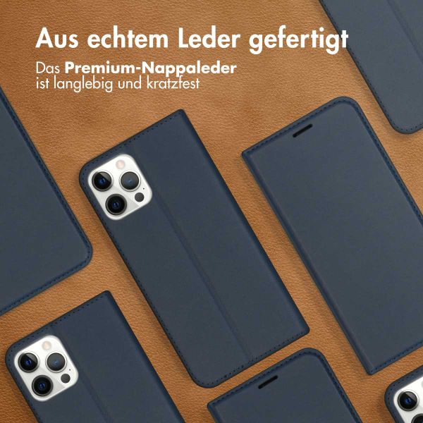 Accezz Premium Leather Slim Klapphülle für das iPhone 12 (Pro) - Dunkelblau