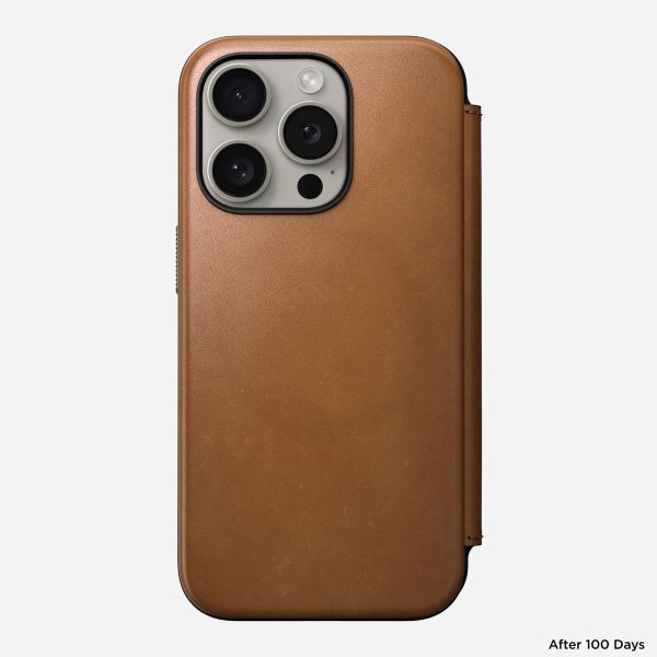 Nomad Modern Leather Folio Klapphülle für das iPhone 15 Pro - English Tan