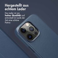 Accezz 2-in-1 Klapphülle aus Leder mit MagSafe für das Apple iPhone 15 Pro - Nightfall Blue