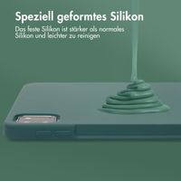 Accezz Liquid Silicone Back Cover mit Stifthalter für das iPad Pro 11 (2018/2020/2021/2022) - Dunkelgrün