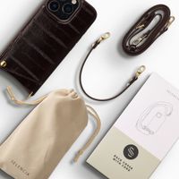 Selencia Nova Echtleder Backcover mit Kartenhalter Apple iPhone 16 Pro - Dark Chocolate