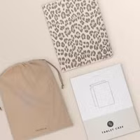 Selencia Sabi Klapphülle mit Leopardenmuster Apple iPad 11 (2025) 11 Zoll A16 / iPad 10 (2022) 10.9 Zoll - Soft Ivory