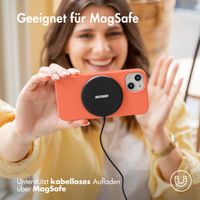 Accezz Liquid Silikoncase mit MagSafe für das Apple iPhone 14 - Nektarine