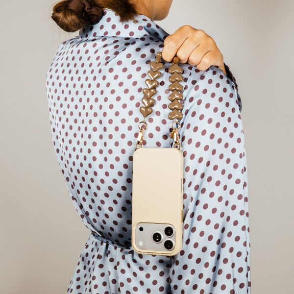 Selencia Rivièra MagSafe Backcover mit abnehmbaren Haken für das Apple iPhone 15 - Milky Latte + Lova Handykette - Mocha Brown