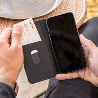 Accezz Premium Leather Slim Klapphülle Samsung Galaxy S22 Plus - Schwarz