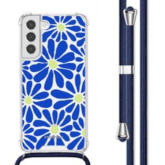 imoshion Design Hülle mit Band für das Samsung Galaxy S22 - Cobalt Blue Flowers Connect