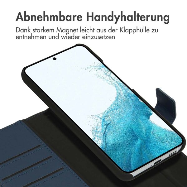 Accezz Premium Leather 2 in 1 Klapphülle für das Samsung Galaxy S22 - Dunkelblau