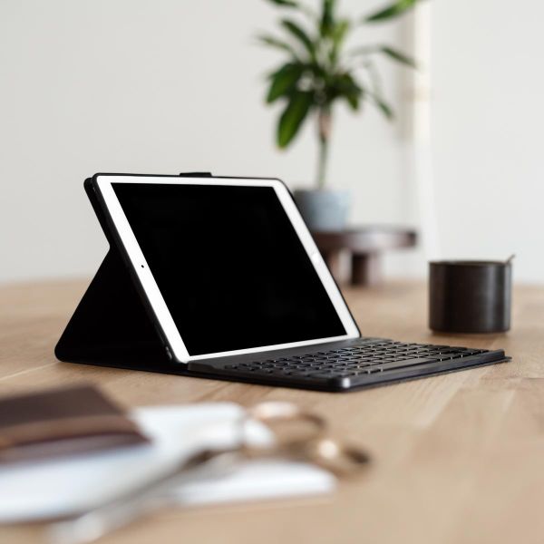 Accezz QWERTY Bluetooth Keyboard Klapphülle für das iPad Air 13 Zoll (2025) M3 / (2024) M2 - Schwarz