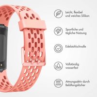 imoshion Silikon Sportarmband mit Löchern für die Fitbit Charge 5 / Charge 6 - Pfirsich