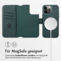 Accezz 2-in-1 Klapphülle aus Leder mit MagSafe für das iPhone 15 Pro Max - Cedar Green