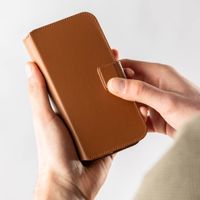 Accezz 2-in-1 Klapphülle aus Leder mit MagSafe für das Apple iPhone 16 Pro - Sienna Brown