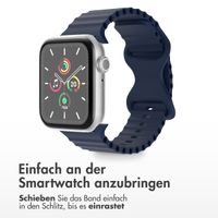 imoshion Athletisches Silikonarmband für die Apple Watch Series 1 bis 10 / SE / Ultra (2) (44/45/46/49 mm) - Dunkelblau