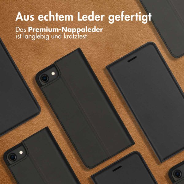 Accezz Premium Leather Slim Klapphülle für das iPhone SE (2022 / 2020) / 8 / 7 / 6(s) - Schwarz