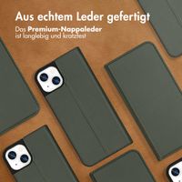 Accezz Premium Leather Slim Klapphülle für das iPhone 13 - Grün