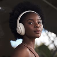 Beats Studio Pro Kabellose Kopfhörer mit Aktive Geräuschunterdrückung (ANC) - Sandstone