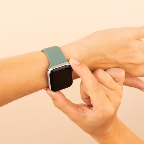 imoshion Silikonband⁺ für die Apple Watch Series 1 bis 9 / SE (38/40/41 mm) | Series 10 (42 mm) - Pine - Größe S/M