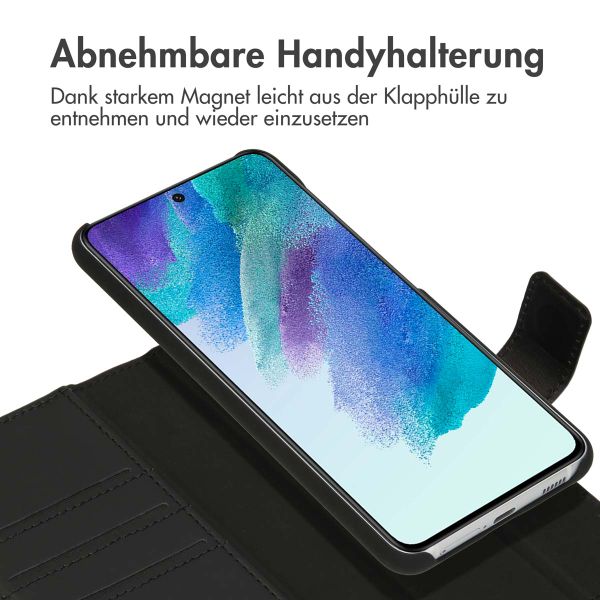 Accezz Premium Leather 2 in 1 Klapphülle für das Samsung Galaxy S21 FE - Schwarz