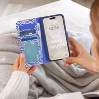 imoshion ﻿Design Klapphülle für das Samsung Galaxy S23 - White Blue Stripes