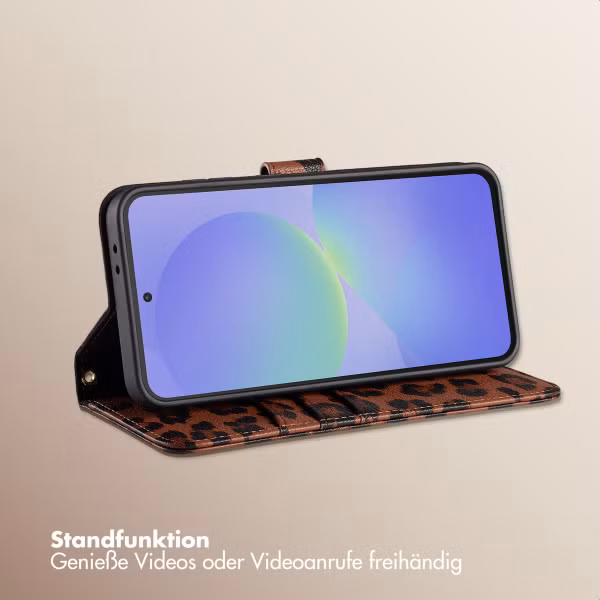 Selencia Sabi Klapphülle mit Leopardenmuster Samsung Galaxy A36 / A56 - Mocha Brown