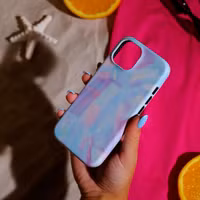 Selencia Vivid Tough Back Cover für das Samsung Galaxy S25 - Holographic Blue Dream