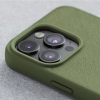 Njorð Collections Wildleder Comfort+ Case MagSafe für das iPhone 15 - Olive