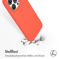 Accezz Liquid Silikoncase mit MagSafe für das iPhone 15 Pro - Nectarine