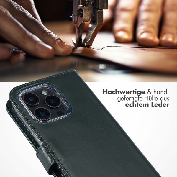 Selencia Echtleder Klapphülle für das Apple iPhone 16 Pro - Grün