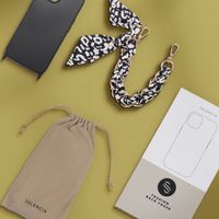 Selencia Back Cover mit Luxuriöser Handschlaufe Samsung Galaxy S22 - Schwarz