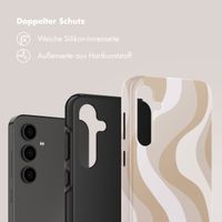 Selencia Vivid Tough Back Cover für das Samsung Galaxy S24 FE - Desert Waves Beige