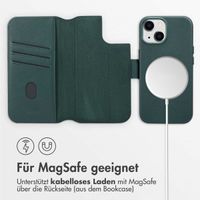 Accezz 2-in-1 Klapphülle aus Leder mit MagSafe für das Apple iPhone 15 - Cedar Green
