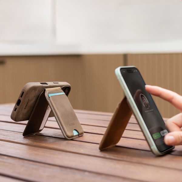 Accezz Vintage Leder MagSafe Kartenhalter mit Ständer - Rustic Brown