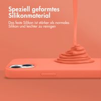 Accezz Liquid Silikoncase mit MagSafe für das Apple iPhone 14 - Nektarine